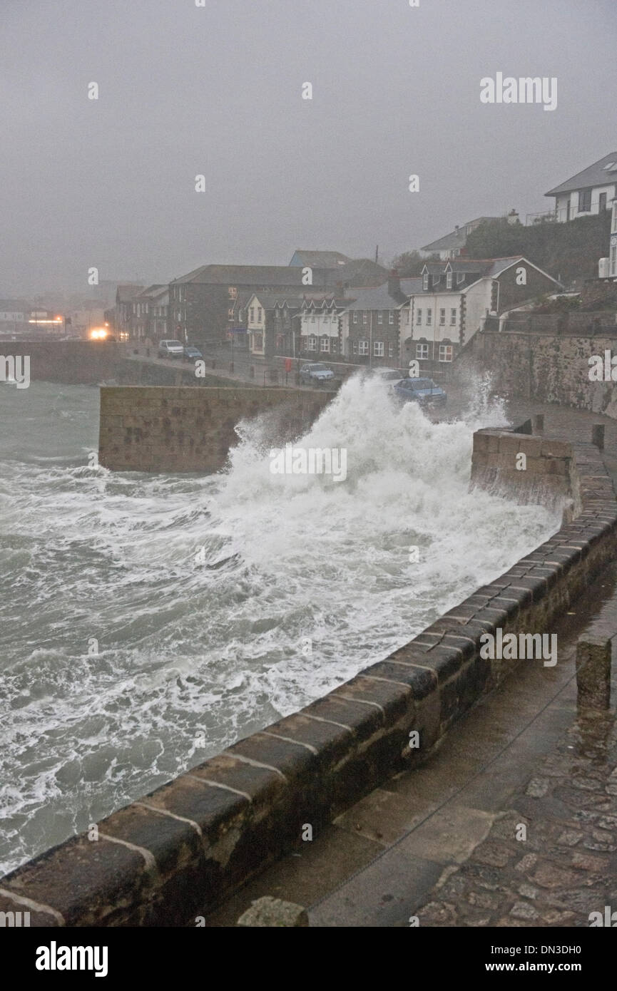 Stürmischer Seegang am Hafendamm Hafen, Cornwall.  Bob Sharples/Alamy Stockfoto