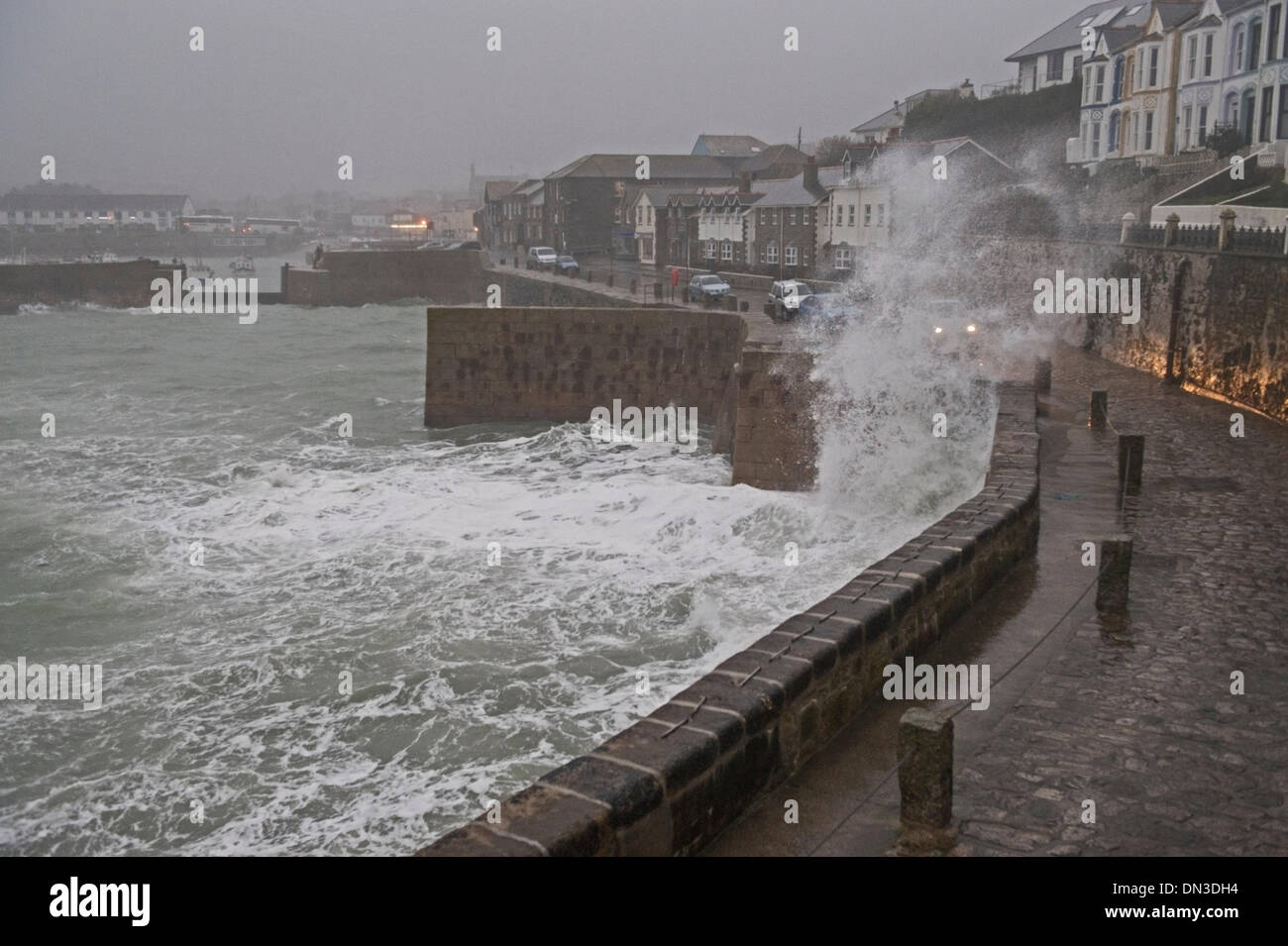Stürmischer Seegang am Hafendamm Hafen, Cornwall.  Bob Sharples/Alamy Stockfoto