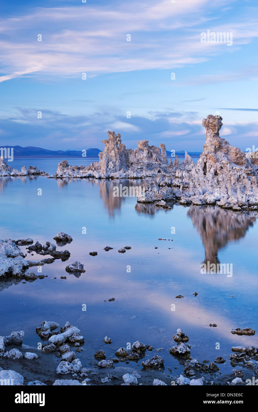 Tuffstein Türme in Mono Lake an der Dämmerung, Kalifornien, USA. Herbst (Oktober) 2013. Stockfoto