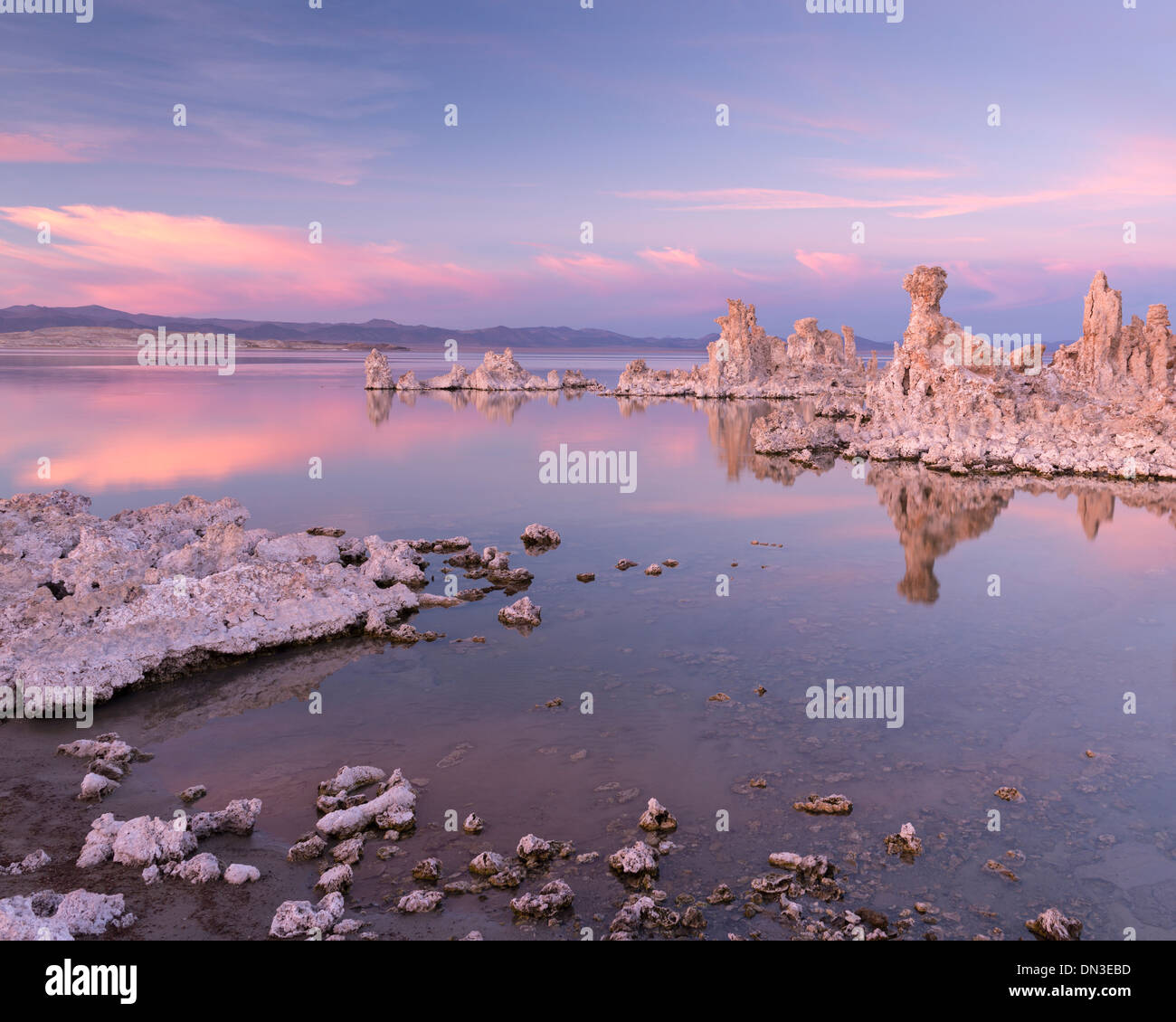 Sonnenuntergang über einem ruhigen Mono Lake, Kalifornien, USA. Herbst (Oktober) 2013. Stockfoto