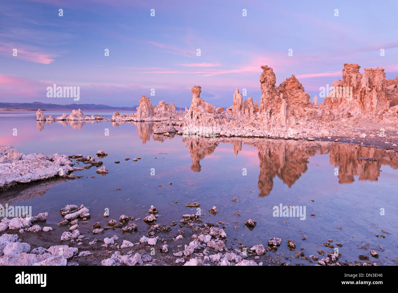 Mono Lake Tufa Türme bei Sonnenuntergang, Kalifornien, USA. Herbst (Oktober) 2013. Stockfoto