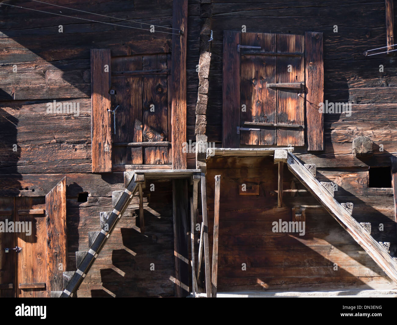 Alten typischen traditionellen Holzhaus, Treppen und Türen, das Dorf Münster Schweiz Stockfoto
