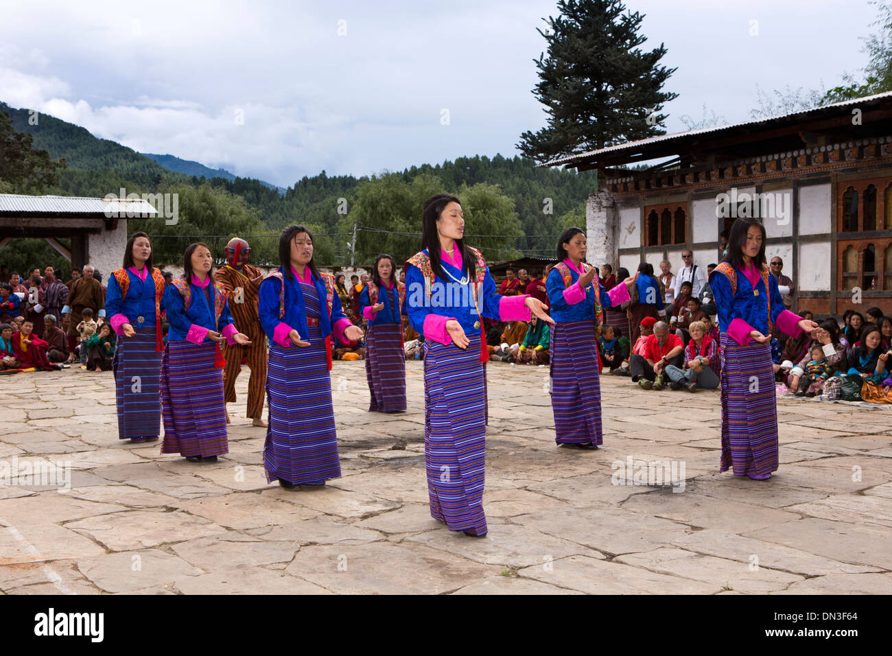 Bhutan, Thangbi Mani Lhakang Tsechu Festivals, traditionell gekleidet weibliche Volkstänzer Stockfoto