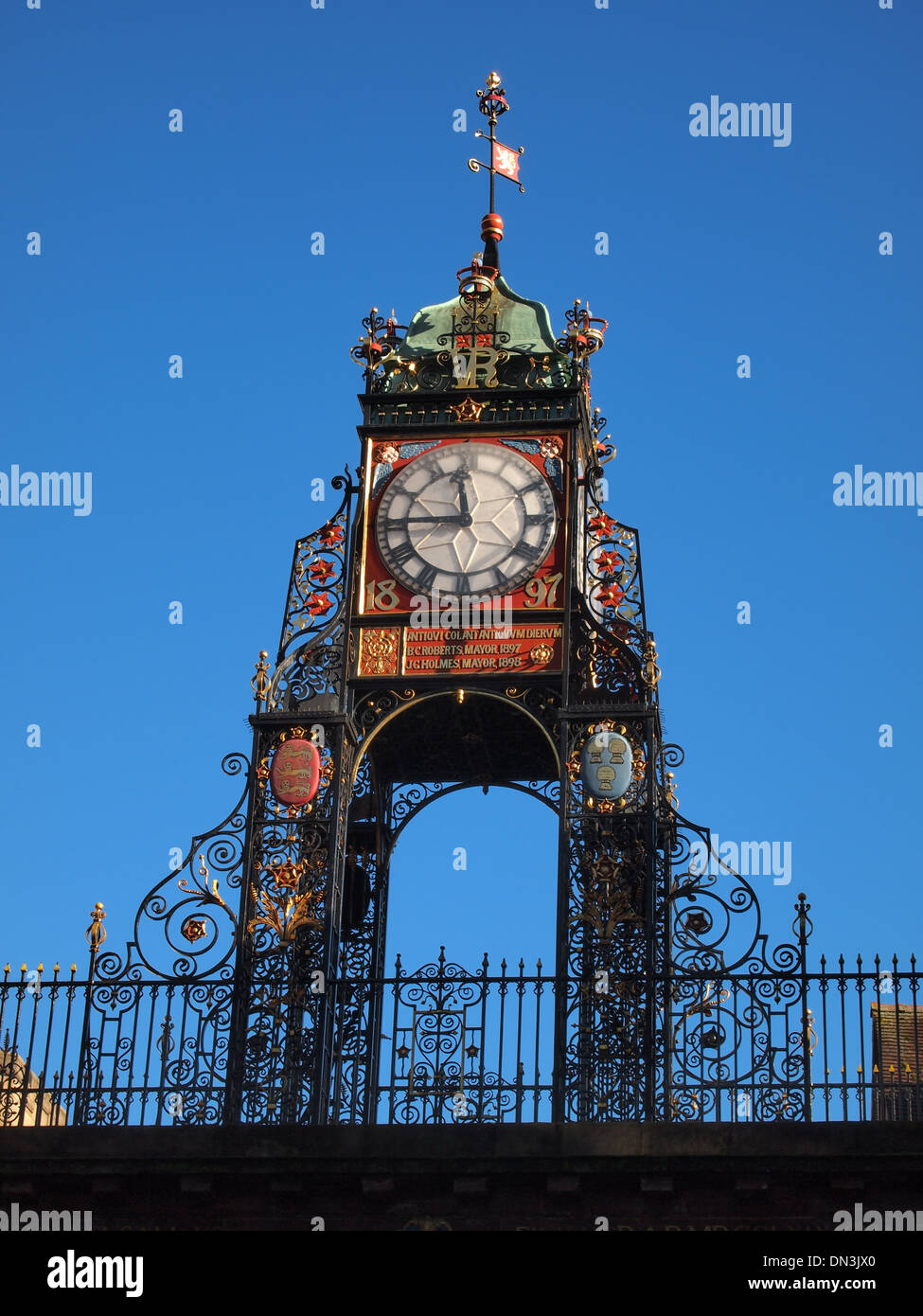 Die berühmten viktorianischen Eastgate Clock auf der Stadtmauer in die Stadt Chester, Cheshire, England Stockfoto