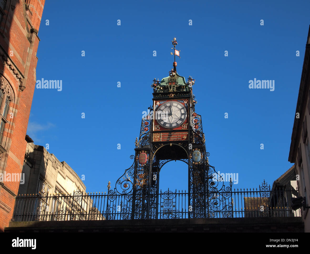 Die berühmten viktorianischen Eastgate Clock auf der Stadtmauer in die Stadt Chester, Cheshire, England Stockfoto