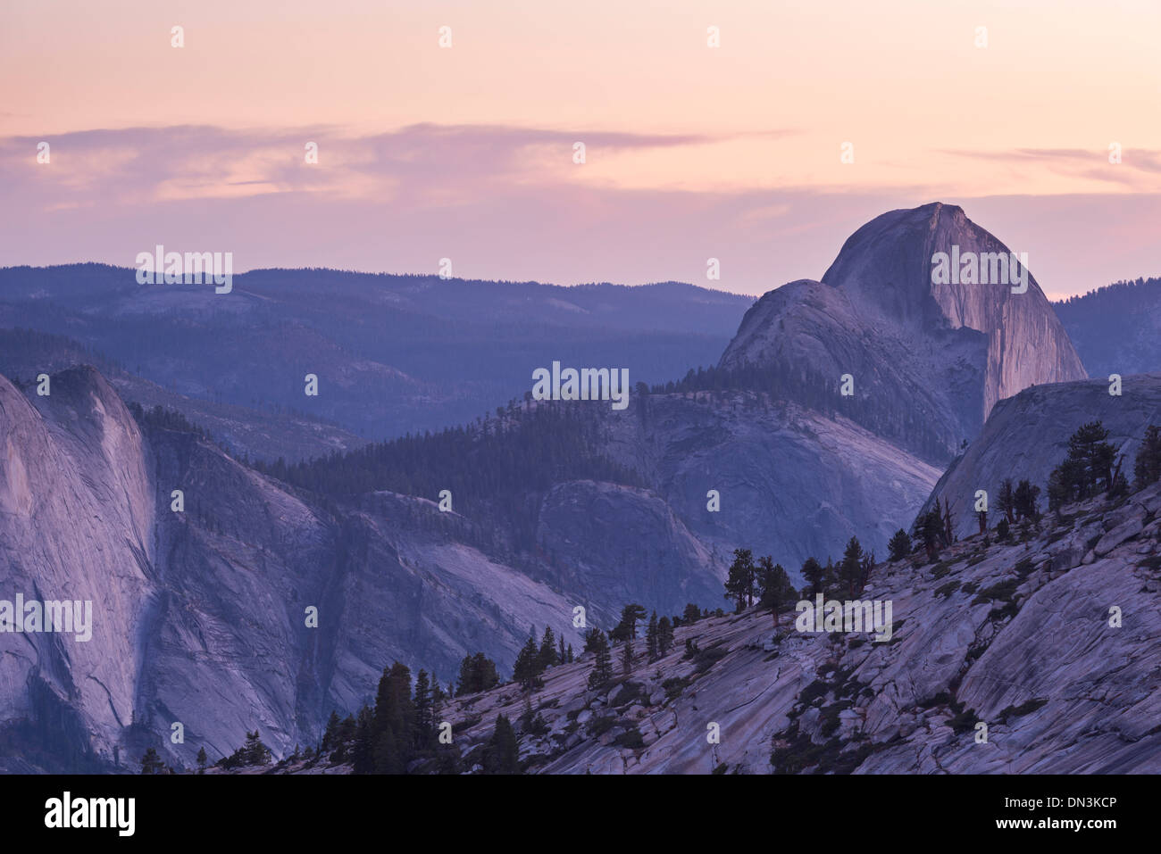 Dämmerung über Half Dome, Yosemite-Nationalpark, Kalifornien, USA. Herbst (Oktober) 2013. Stockfoto