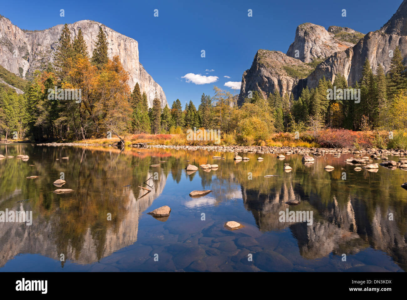 Talblick des El Capitan von Merced River, Yosemite, Kalifornien, USA. Herbst (Oktober) 2013. Stockfoto