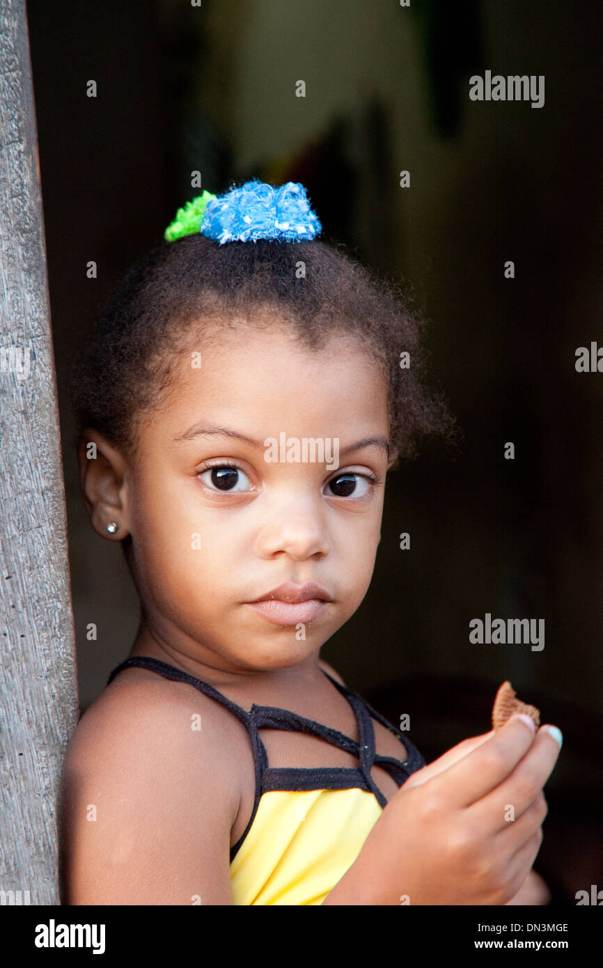 Kubanische Kind, junges Mädchen Alter im Alter von 3 Jahren Kopf und Schultern Porträt, Trinidad Kuba Karibik, Lateinamerika West Indies Stockfoto