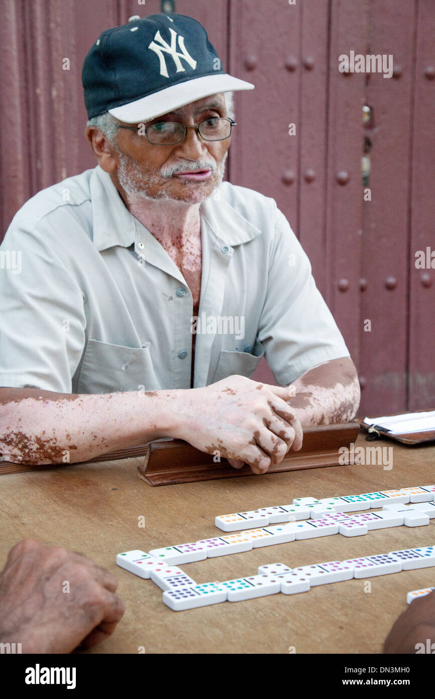 Kuba, Mann spielt Domino in der Straße, Beispiel der kubanischen Lebensstil, Trinidad, Kuba, Karibik, Lateinamerika Stockfoto