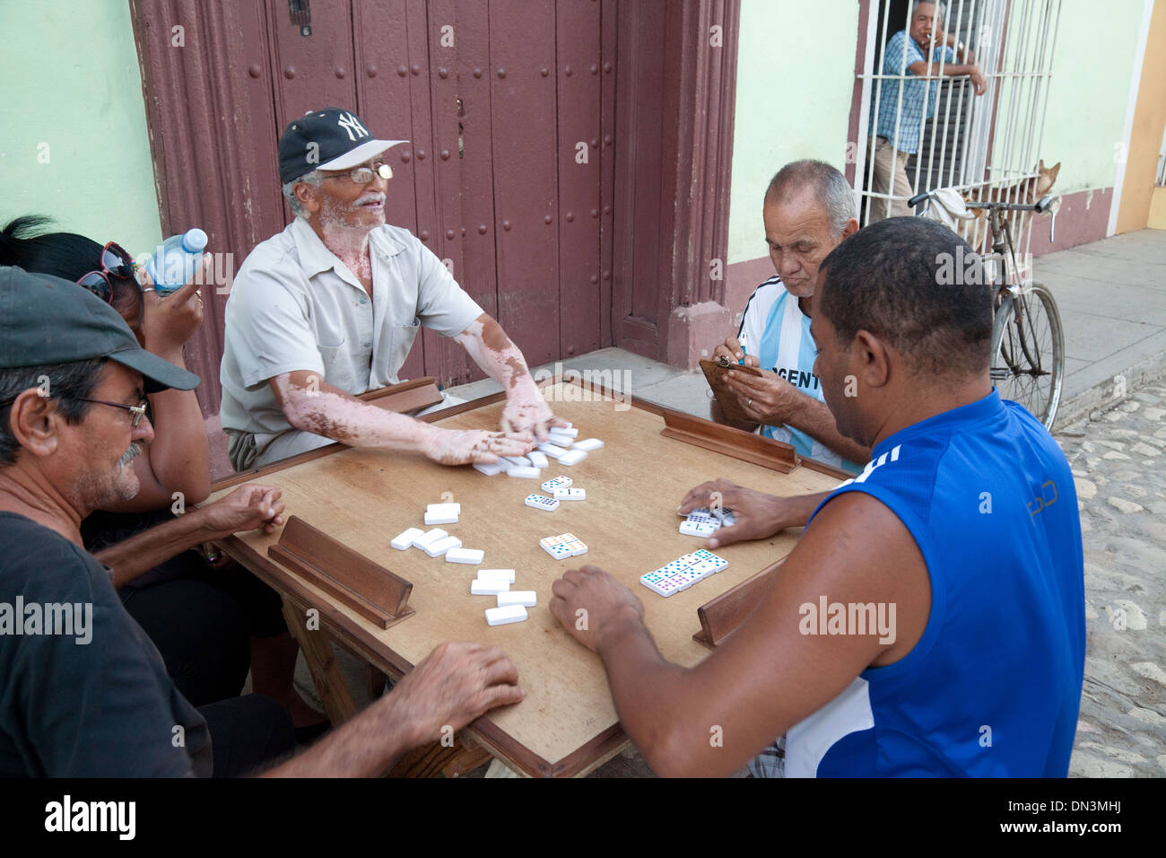 Männer spielen Domino auf der Straße - Beispiel der kubanischen Kultur, Trinidad, Kuba, Karibik, Lateinamerika Stockfoto
