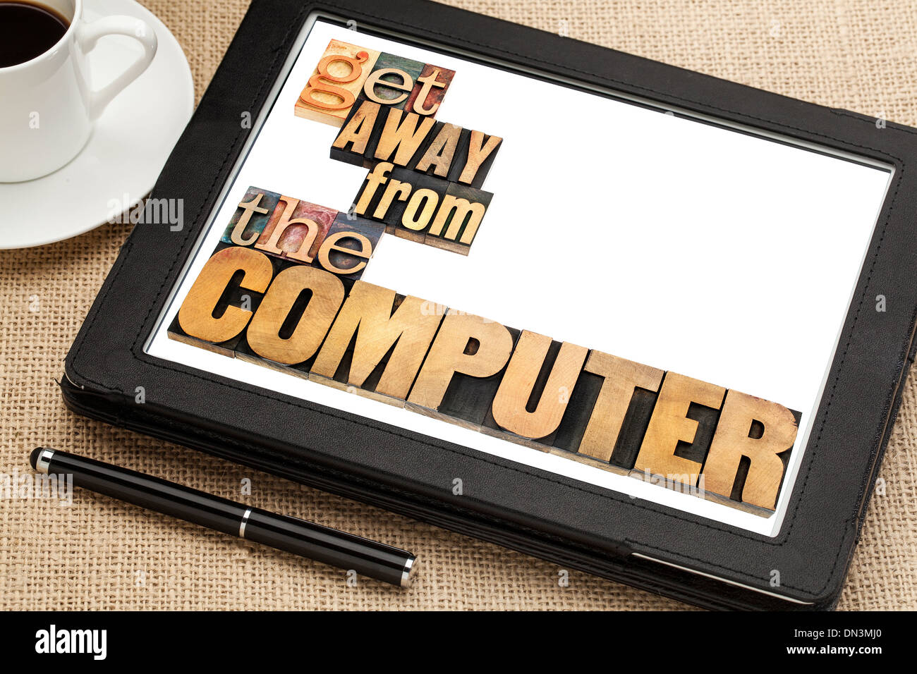 Entfliehen Sie dem Computer - Computer oder Internet-sucht oder Arbeit-Überlastung-Konzept Stockfoto