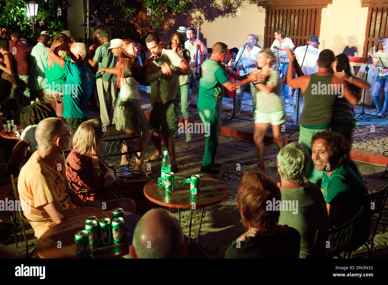 Kubaner und Touristen Salsa tanzen spät in der Nacht in eine outdoor-Bar und Nachtclub, Trinidad, Kuba Karibik Lateinamerika. Stockfoto