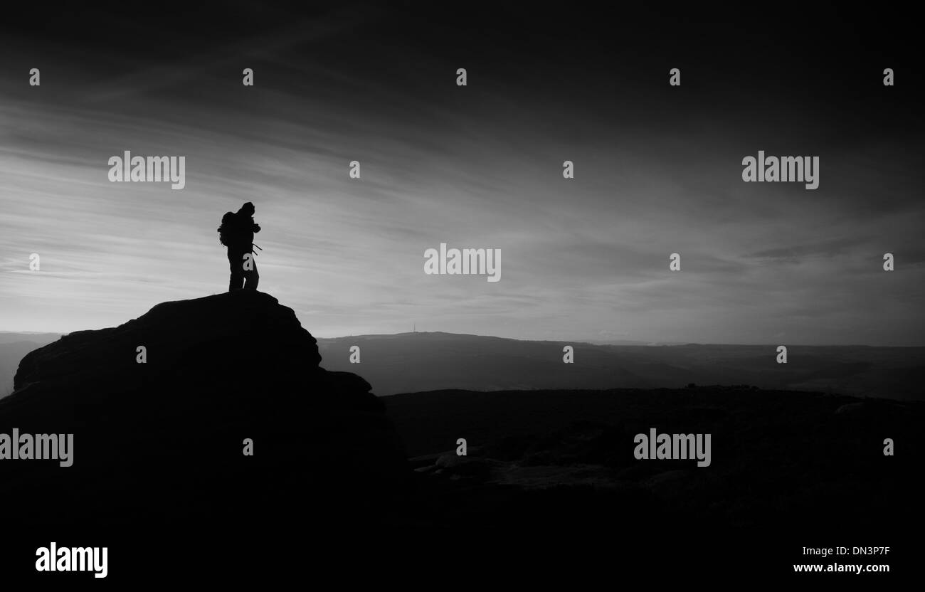 Walker stand am Anfang von Felsformation in Derbyshire Peak District Stockfoto