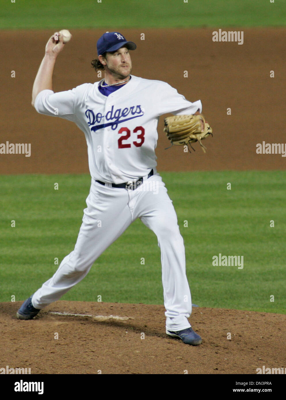 Sep 22, 2006; Los Angeles, Kalifornien, USA; Baseball MLB: Los Angeles Dodgers Starter DEREK LOWE Stellplätze gegen die Arizona Diamondbacks im ersten Inning ihre National League Baseball-Spiel in Los Angeles 22. September 2006. Los Angeles Dodgers gewann das Spiel mit 2: 0 obligatorische Credit: Foto von Armando Arorizo/ZUMA Press. (©) Copyright 2006 von Armando Arorizo Stockfoto