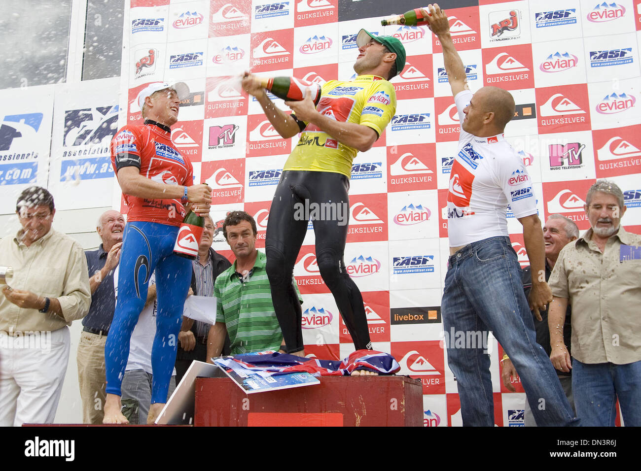 Sep 30, 2006; Hossegor, Frankreich; Der neu gekrönte Quiksilver Pro feiert Champion JOEL PARKINSON (Aus) (C) seinen Sieg neben Zweitplatzierte MICK FANNING (Aus) (L) und dritte platzierte KELLY SLATER (USA) (R) bei der Preisverleihung des Quiksilver Pro in Hossegor. Parkinson behauptete seinen ersten Sieg des Jahres 2006 überzeugend schlagen engen Freund Fanning im Finale gegen US$ 30 000 im Preis der Tasche Stockfoto