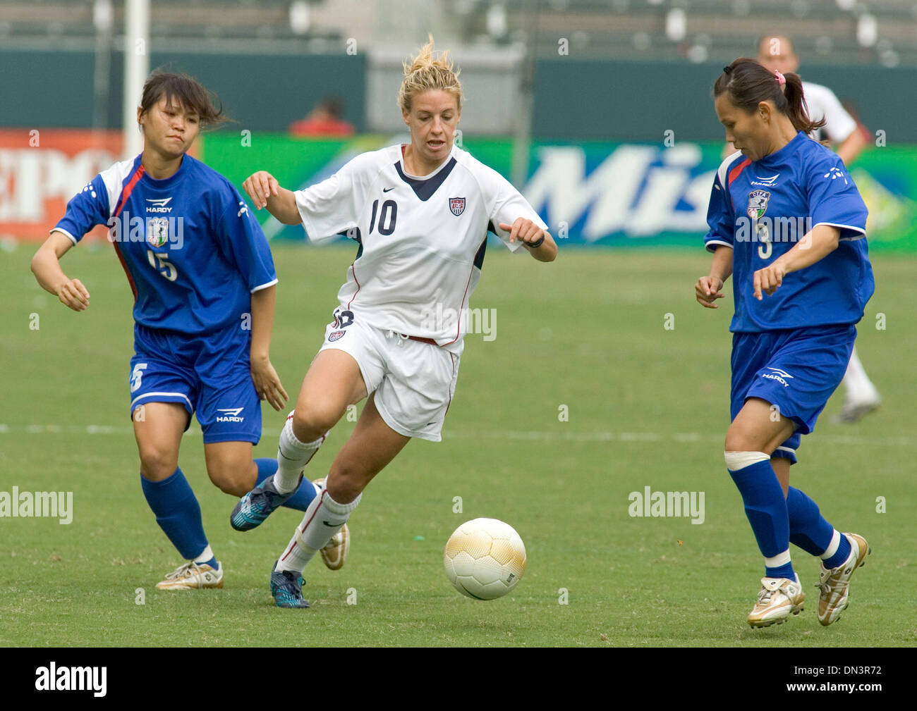 1. Oktober 2006; Carson, Kalifornien, USA; Team USA (10) ALY WAGNER kämpft für die Kugel Againts (15) SHIH LI HUI und (3) Huang Yu Chen vom Team Chinese Taipei während ihrer Fußballspiel im Home Depot Center in Carson, Kalifornien, auf Sonntag, 1. Oktober 2006 gespielt. USA gewann das Spiel mit 10 - 0. Obligatorische Credit: Foto von Armando Arorizo/ZUMA Press. (©) Copyright 2006 von Armando Arorizo Stockfoto