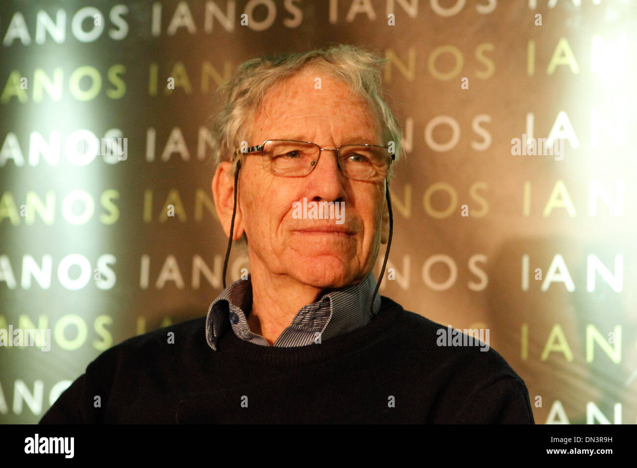 Athen, Griechenland. 18. Dezember 2013. Israelischer Schriftsteller AMOS OZ präsentiert sein Buch '' Szenen vom Dorfleben '' in Athen. Aristidis Vafeiadakis/ZUMAPRESS.com/Alamy © Live-Nachrichten Stockfoto