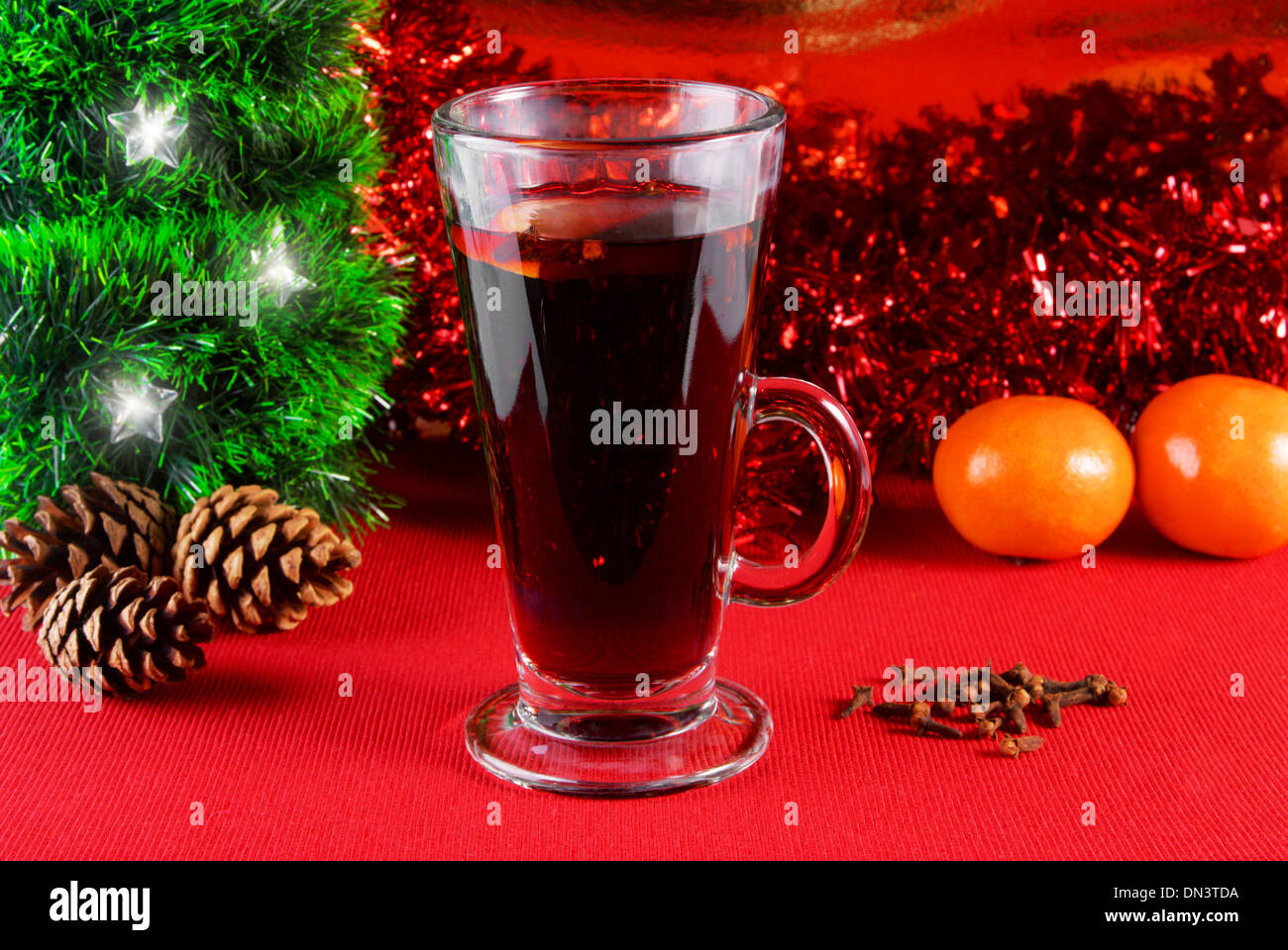Winter-Heißgetränk mit Gewürzen und Weihnachtsschmuck Stockfoto
