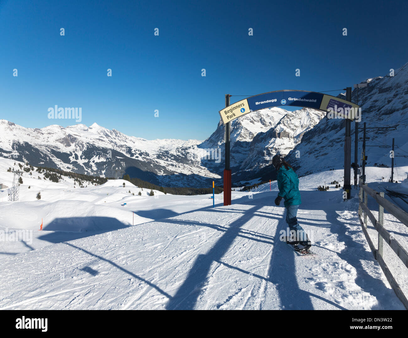 Snowboarder am Beginn der Anfänger Park Trail von kleinen Scheidegg nach Brandegg und Grindelwand, Berner Alpen, Schweiz Stockfoto