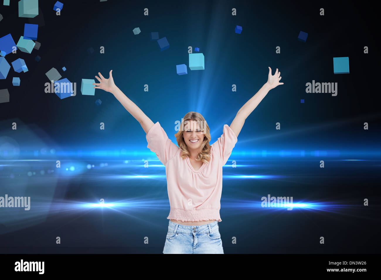 Zusammengesetztes Bild voller Länge Aufnahme einer lächelnden Frau mit ihren Armen hochgezogen Stockfoto