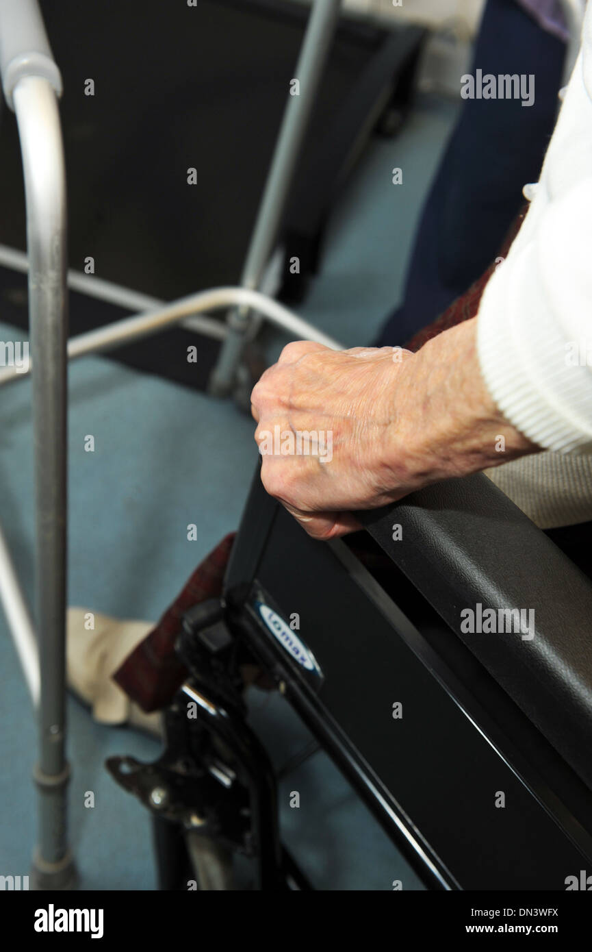 Nahaufnahme einer älteren Dame in einem Pflegeheim mit einer Zimmer-Frame mit der Hand. Stockfoto