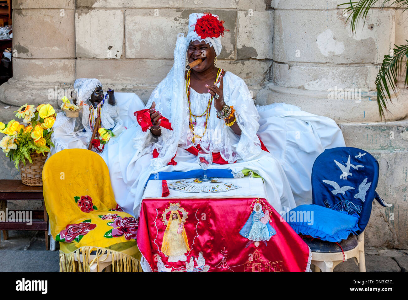 Eine Wahrsagerin von der Santeria-Religion, Plaza De La Catedral, Alt-Havanna, Kuba Stockfoto