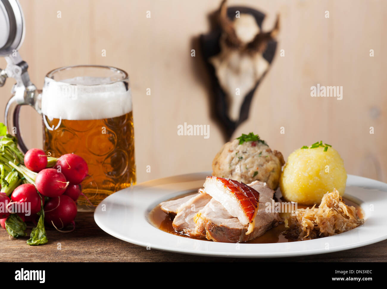 bayerischen gebratenes Schweinefleisch mit Bier Stockfoto