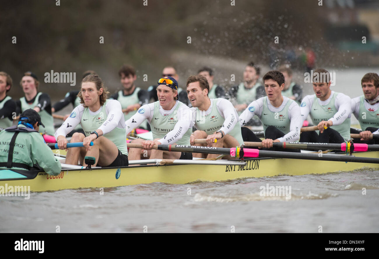 29.03.2013 Bootsrennen Testversion VIIIs.  Cambridge University Boat Club. SEA SHELLS Boot (dunkle Shirts); Bogen: Chris Black; 2: Carlos Schuster; 3: Jason Lupatkin; 4: Helge Gruetjen; 5: Steve Dudek; 6: Mike Thorp; 7: Angus Knights; Schlaganfall: Luke Juckett; Cox: Ian Middleton. SHE SELLS Boot (Licht-Shirts, Gewinner); Bogen: Felix Newman; 2: Ricardo Herreros-Symons; 3: Florian Herbst; 4: Alexander Leichter; 5: Ivo Dawkins; 6: Matthew Jackson; 7: Joshua Hooper; Schlaganfall: Henry Hoffstot; Cox: Arav Gupta. Stockfoto