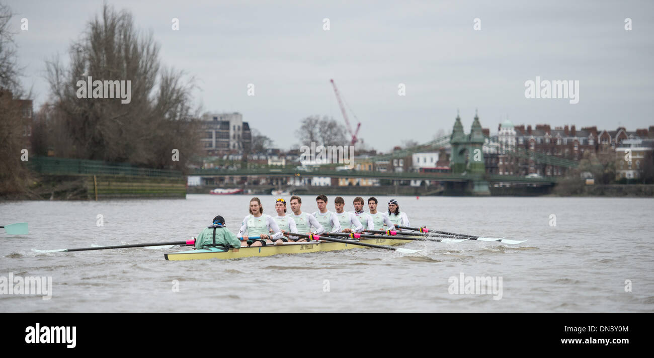 29.03.2013 Bootsrennen Testversion VIIIs.  Cambridge University Boat Club. SEA SHELLS Boot (dunkle Shirts); Bogen: Chris Black; 2: Carlos Schuster; 3: Jason Lupatkin; 4: Helge Gruetjen; 5: Steve Dudek; 6: Mike Thorp; 7: Angus Knights; Schlaganfall: Luke Juckett; Cox: Ian Middleton. SHE SELLS Boot (Licht-Shirts, Gewinner); Bogen: Felix Newman; 2: Ricardo Herreros-Symons; 3: Florian Herbst; 4: Alexander Leichter; 5: Ivo Dawkins; 6: Matthew Jackson; 7: Joshua Hooper; Schlaganfall: Henry Hoffstot; Cox: Arav Gupta. Stockfoto