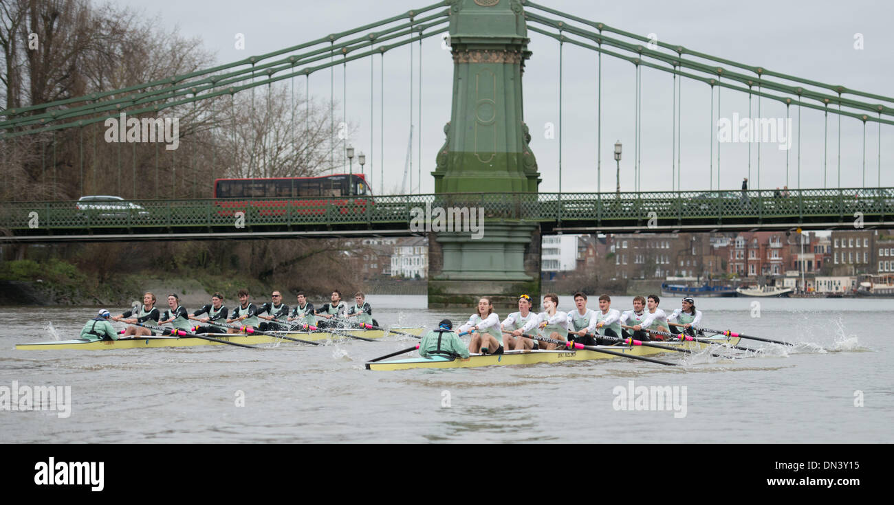 29.03.2013 Bootsrennen Testversion VIIIs.  Cambridge University Boat Club. SEA SHELLS Boot (dunkle Shirts); Bogen: Chris Black; 2: Carlos Schuster; 3: Jason Lupatkin; 4: Helge Gruetjen; 5: Steve Dudek; 6: Mike Thorp; 7: Angus Knights; Schlaganfall: Luke Juckett; Cox: Ian Middleton. SHE SELLS Boot (Licht-Shirts, Gewinner); Bogen: Felix Newman; 2: Ricardo Herreros-Symons; 3: Florian Herbst; 4: Alexander Leichter; 5: Ivo Dawkins; 6: Matthew Jackson; 7: Joshua Hooper; Schlaganfall: Henry Hoffstot; Cox: Arav Gupta. Stockfoto