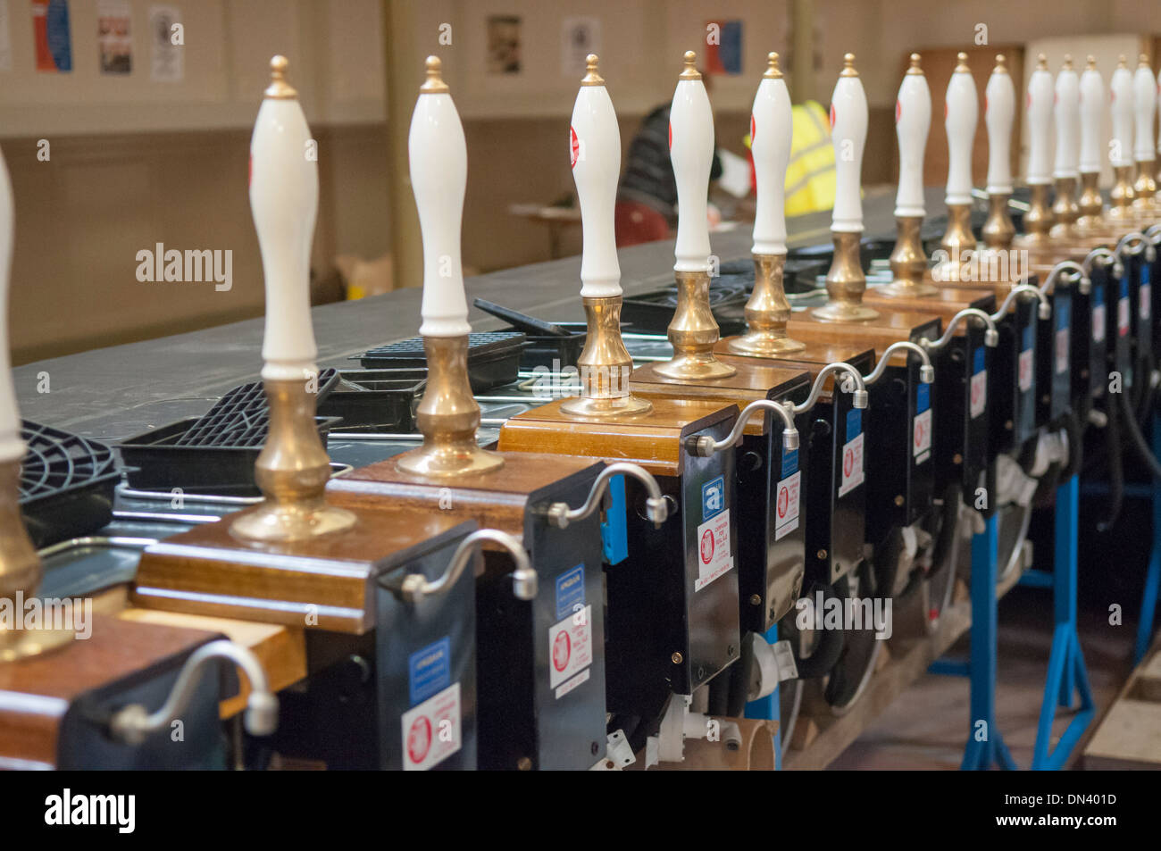 Reihe von vielen CAMRA Bier Pumpen bei einem real Ale, Bier und Apfelwein-festival Stockfoto