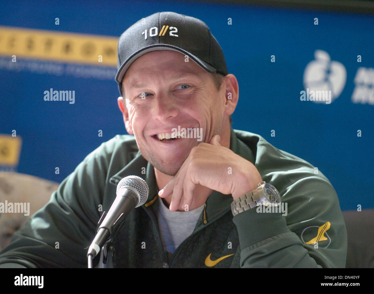 3. November 2006; MANHATTAN, NY, USA; LANCE ARMSTRONG, sieben Tour de France Sieger, Gastgeber eine Pressekonferenz um seine Teilnahme an der New York City Marathon 2006 zu besprechen. Armstrong sagt, er will den Marathon in unter drei Stunden zu laufen und wird umgeben von ehemaligen Marathon-Meister, die Alberto Salazar und Joan Benoit Samuelson sowie Olympic Hicham El Guerrouj in Champion Stockfoto