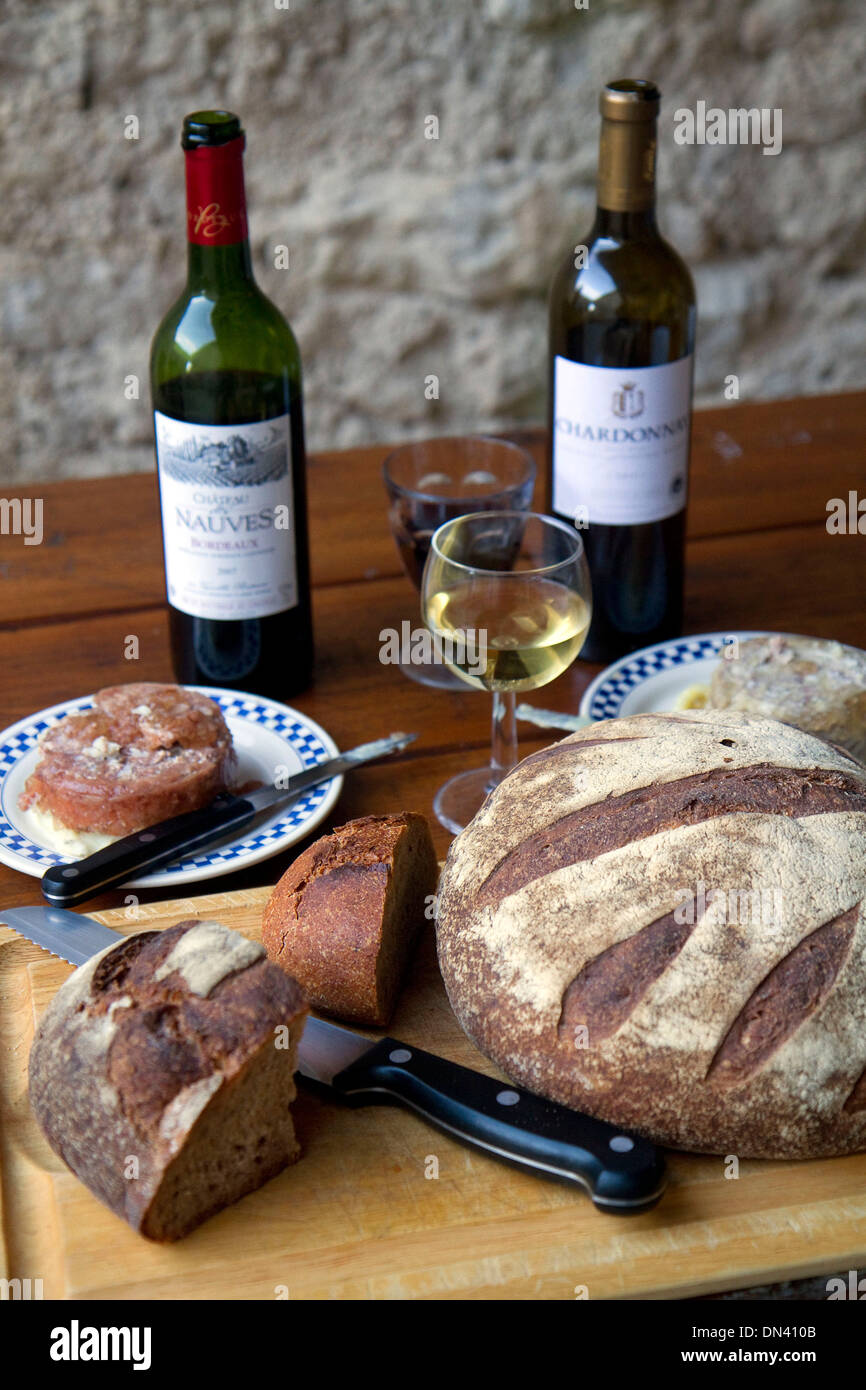 Wein, Brot und Pastete angezeigt auf einem französischen Bauernhof-Tisch in der Nähe von Angoulême im Südwesten Frankreichs. Stockfoto