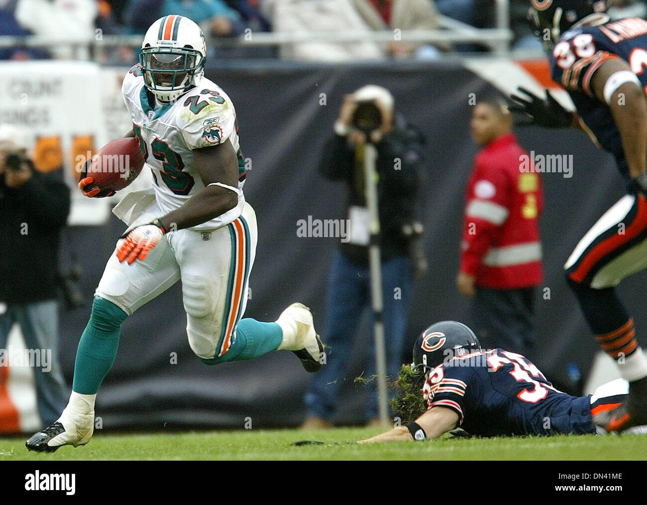 5. November 2006; Chicago, IL, USA; Delphine laufen wieder Ronnie Brown, sod Blätter auf dem Gesicht tragen Todd Johnson auf ein drittes Quartal laufen für ein First Down Sonntagnachmittag im Soldier Field. Die Delphine übergab den Bären ihre erste Niederlage der Saison, 31-13.  Obligatorische Credit: Foto von Bill Ingram/Palm Beach Post/ZUMA Press. (©) Copyright 2006 von Palm Beach Post Stockfoto