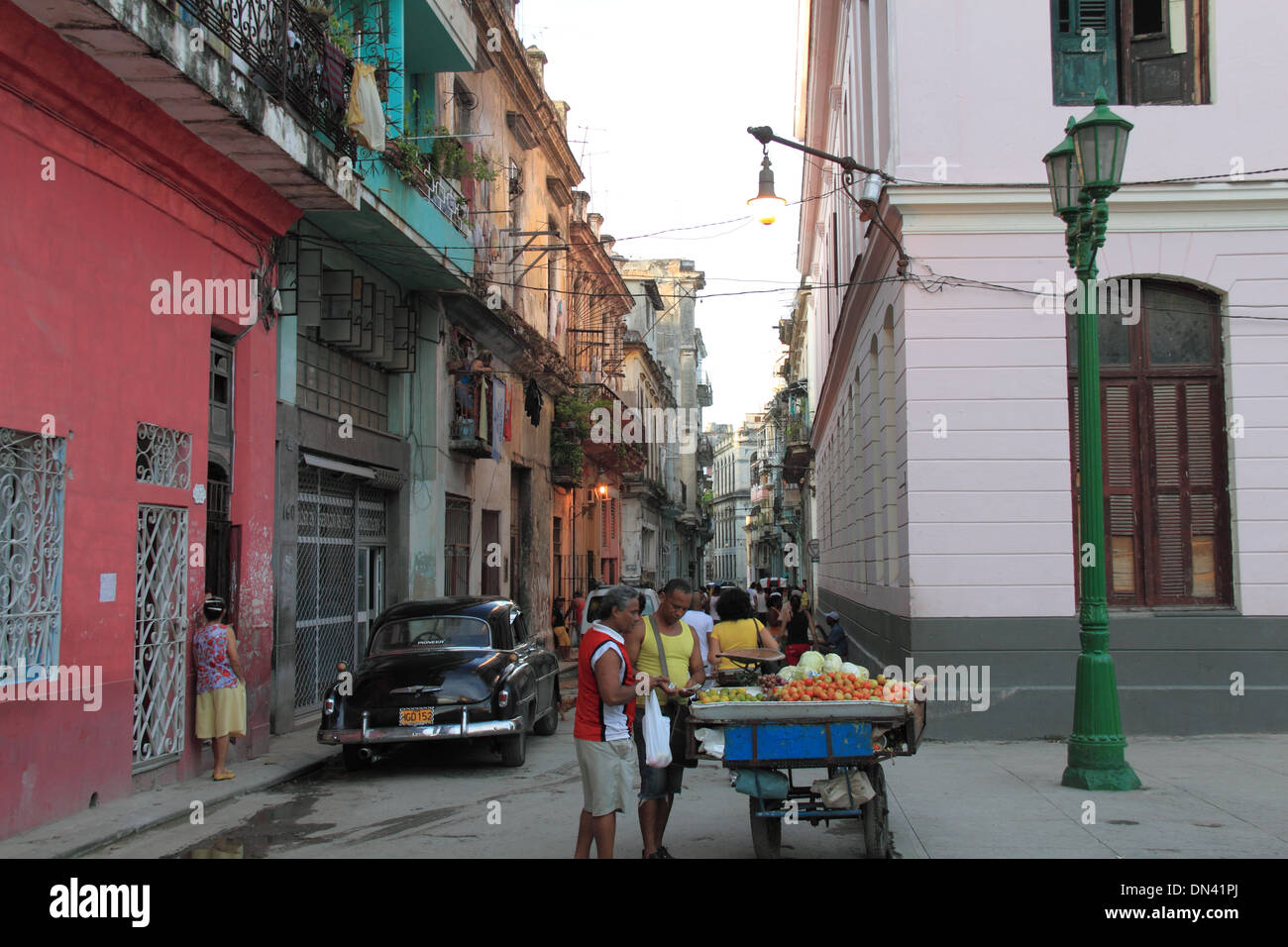 1951-Chevrolet Deluxe, Calle Bernaza, Alt-Havanna (La Habana Vieja), Kuba, Karibik, Mittelamerika Stockfoto