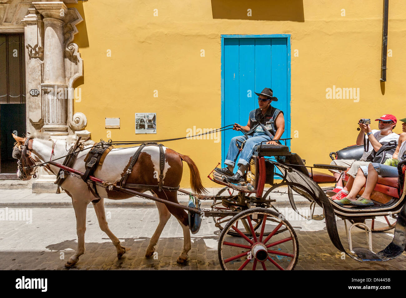 Touristen, die mit dem traditionellen Pferd und Kutschenfahrt, Havanna, Kuba Stockfoto