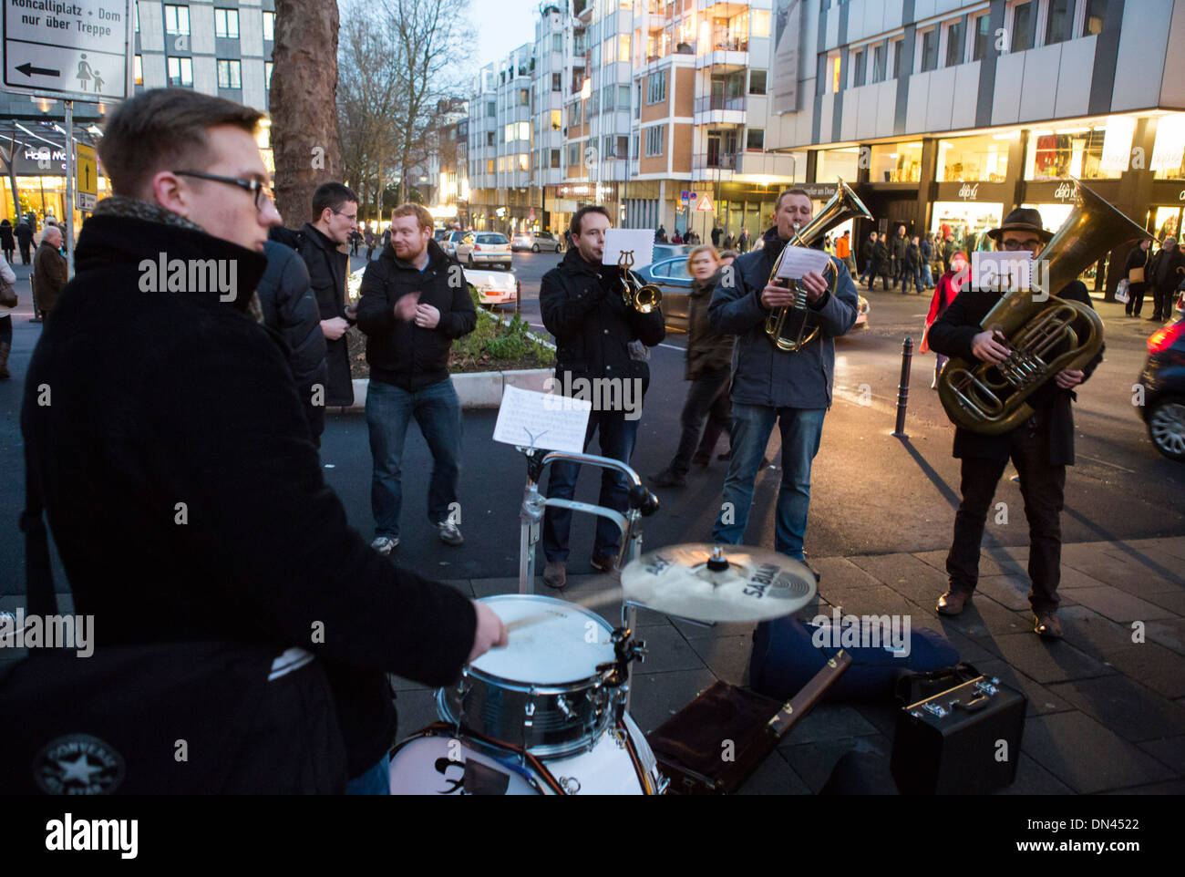 Christmas Market Kölner Band spielen Jazz in der Mitte Stockfoto