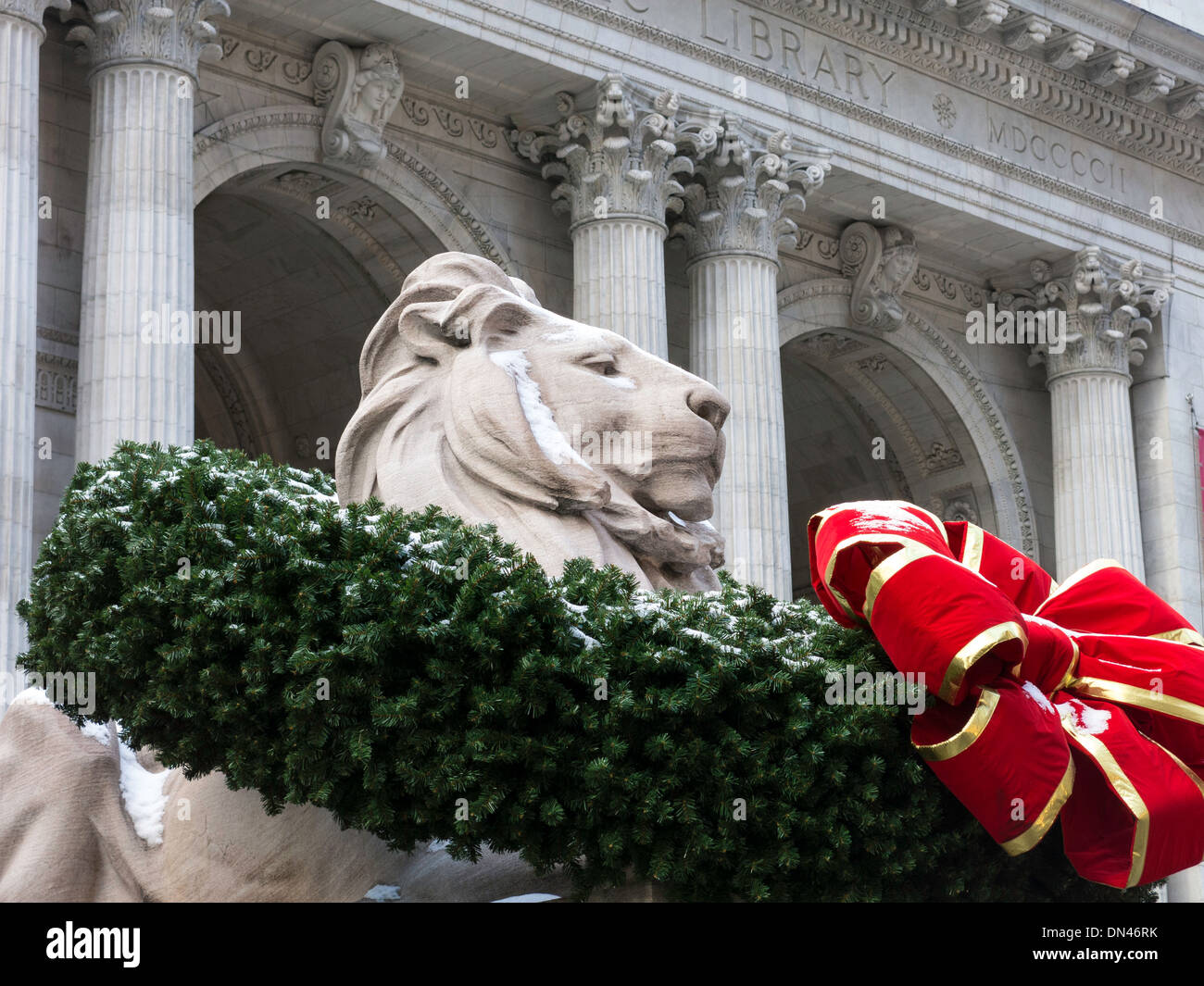 Löwenstatue mit Kranz während der Ferien, New York Public Library, Hauptast, NYC Stockfoto