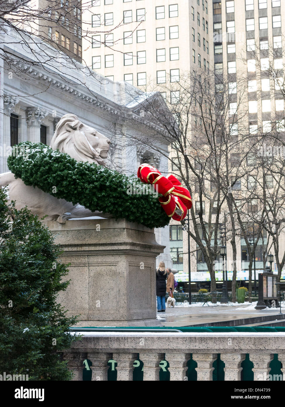 Löwenstatue mit Kranz während der Ferien, New York Public Library, Hauptast, NYC Stockfoto