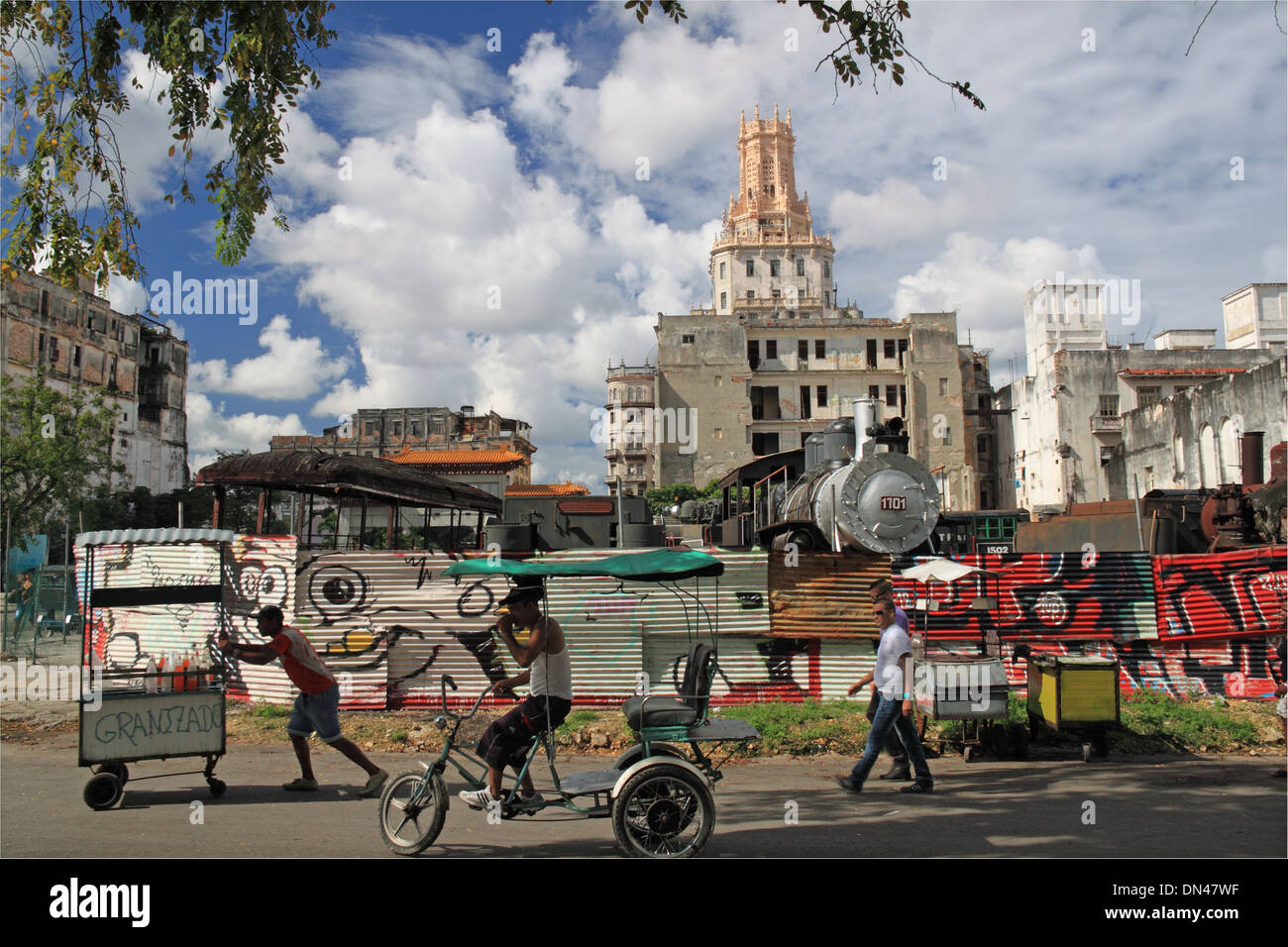 Alte Dampfmaschinen in Schrottplatz, Calle Industria, die Altstadt von Havanna (La Habana Vieja), Kuba, Karibik, Mittelamerika Stockfoto