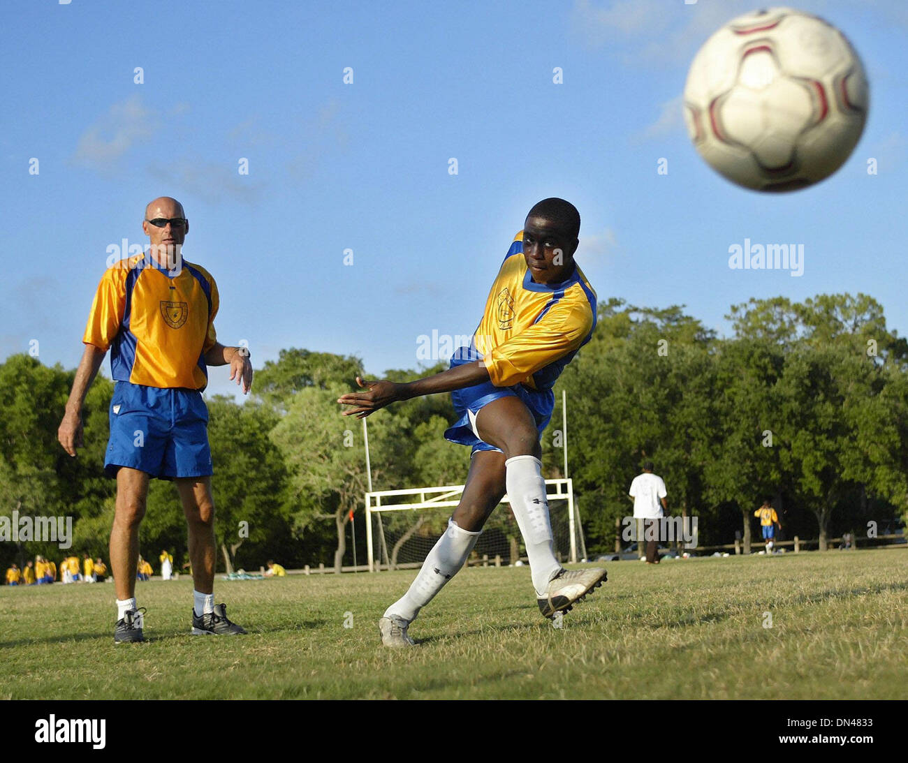 14. April 2006 - Boca Raton, Florida, USA - Boca Juniors head Coach und Gründer JOSEF SCHULZ, links, Uhren einen tritt von JOSMER ALTIDORE, die vor kurzem im Training mit der US-u-15-Nationalmannschaft teilgenommen haben. (Kredit-Bild: © Vada Mossavat/Palm Beach Post/ZUMApress.com) Stockfoto