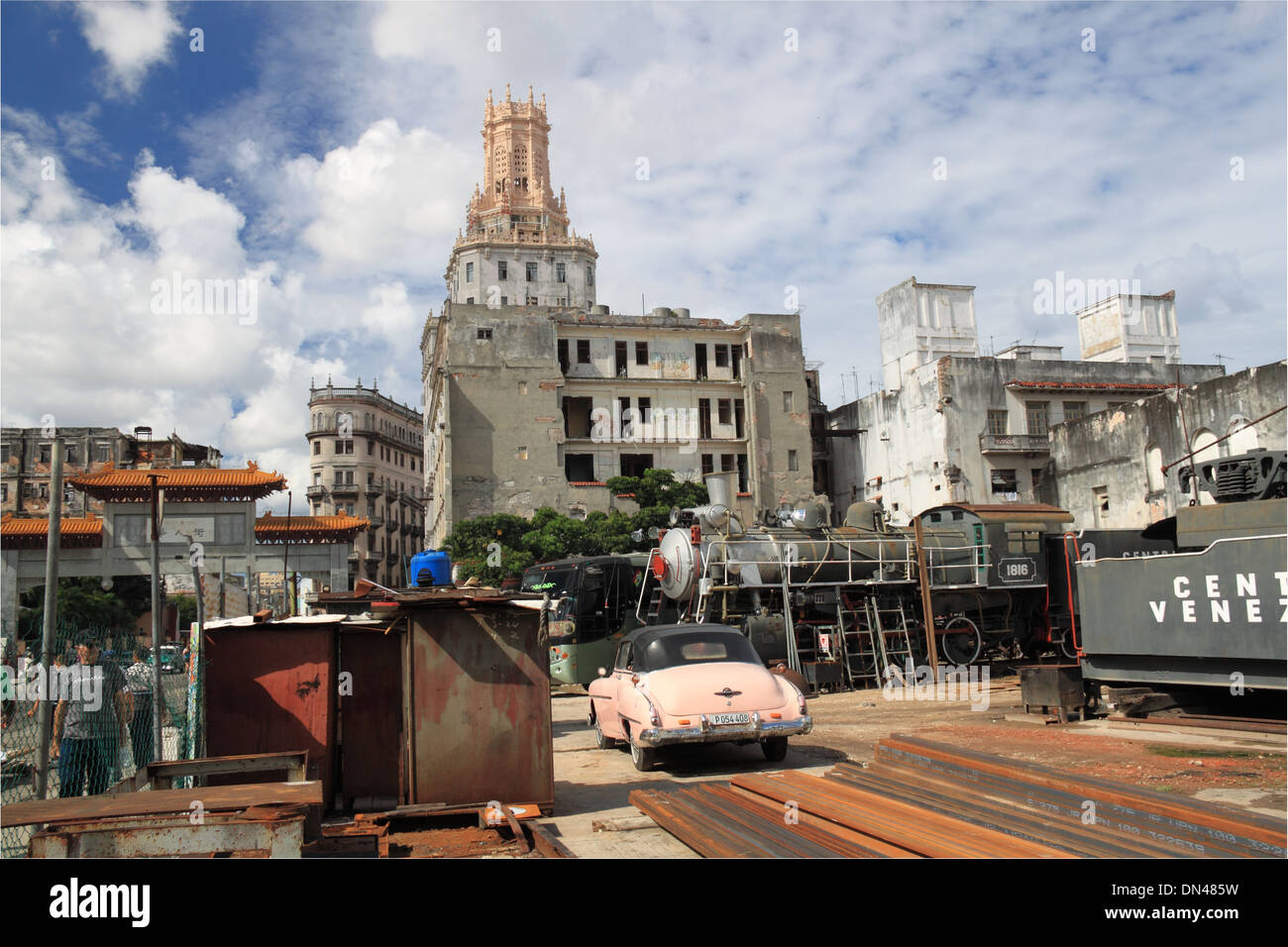 Alte Dampfmaschinen und 1949 Oldsmobile 88 im Schrottplatz, Calle Industria, die Altstadt von Havanna (La Habana Vieja), Kuba, Karibik, Mittelamerika Stockfoto