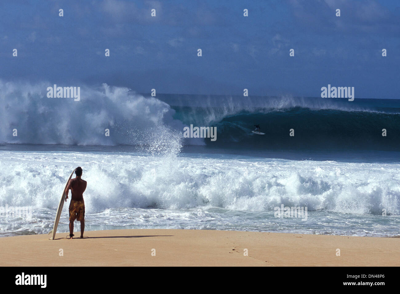 1. Dezember 2005; North Shore, Oahu, Hawaii, USA; Nicht identifizierte Surfer warten darauf, ihren Weg um die Welt-berühmten Surf auszumachen brechen an der Nordküste von Oahu. Pipeline behauptete das Leben des jungen Tahitian Surfer, MALIK JOYEUX am Freitag, 2. Dezember 2005 nachdem er auf die erste Welle einer Reihe ausgelöscht und möglicherweise von seinem Brett bewusstlos geschlagen und ertrank. Obligatorisch (Bild Kredit: Dan mich Stockfoto