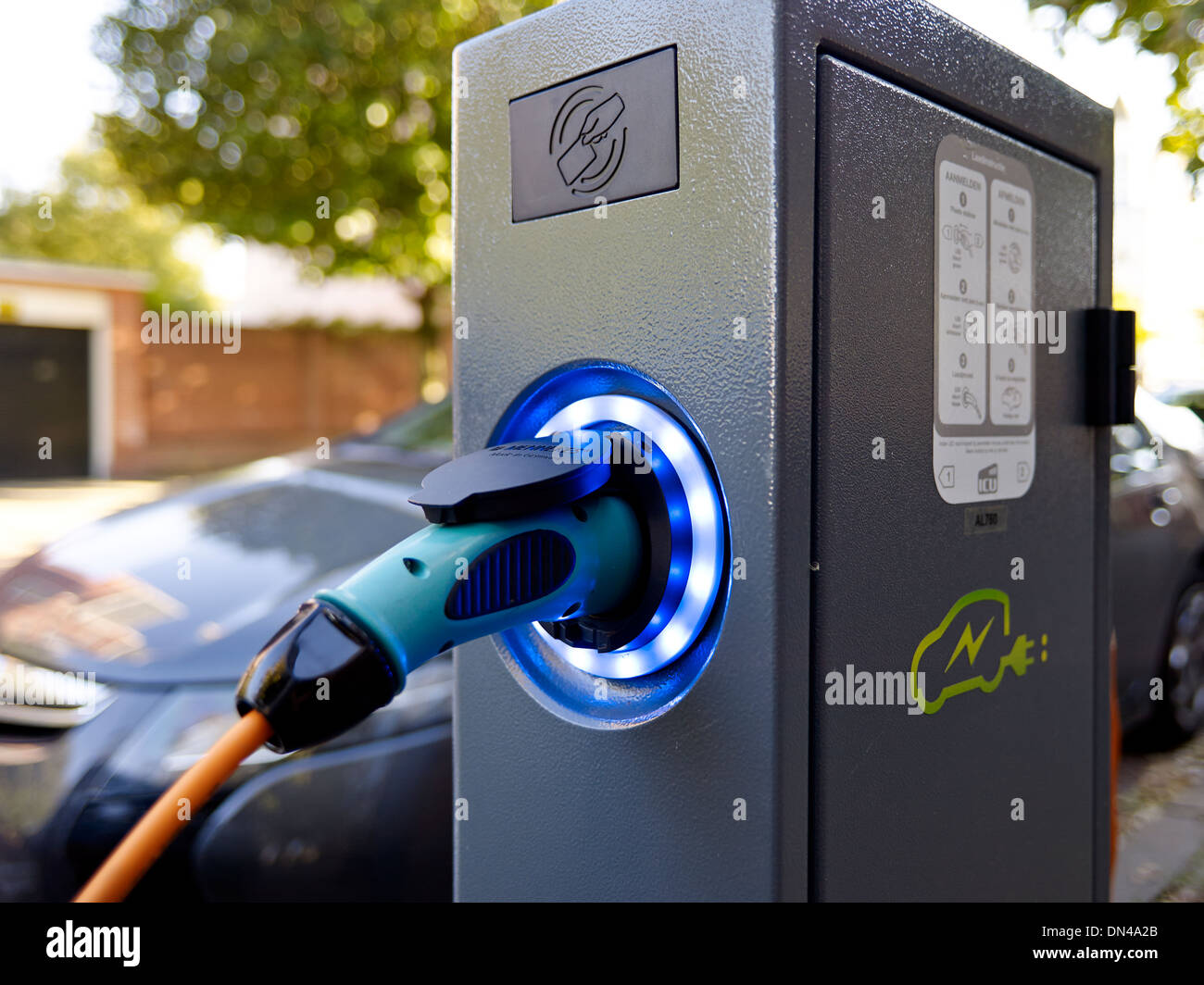 Elektroauto Aufladepunkt auf der Straße Stockfoto