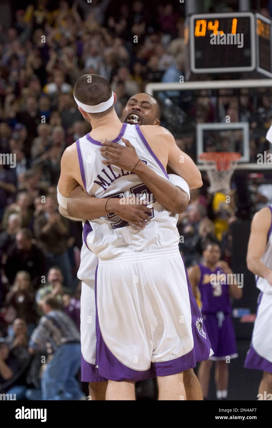 19. Januar 2006; Sacramento, Kalifornien, USA; Sacramento Kings KENNY THOMAS Verkleidung und BRAD MILLER feiern die Könige Überstunden Sieg über die Los Angeles Lakers 118-109 Mittwoch, 19. Januar 2005 in Arco Arena. Die Könige gewann in der Overtime 118-109.  Obligatorische Credit: Foto von Carl Costas/Sacramento Bee/ZUMA Press. (©) Copyright 2006 von Carl Costas/Sacramento Bee Stockfoto