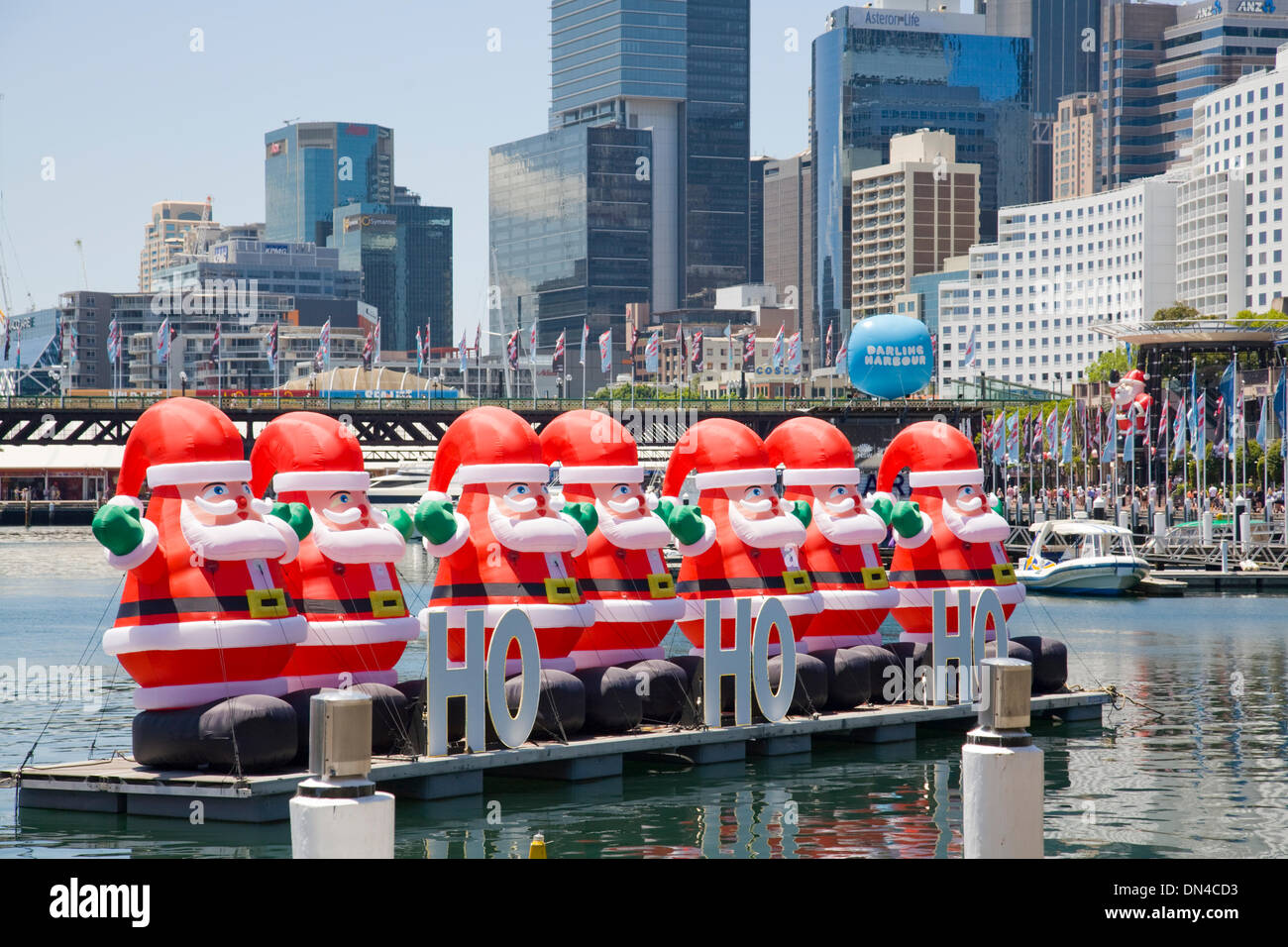 Sydney, Australien, Dienstag, den 17. Dezember, schwebenden Vater Weihnachten in Sydney Darling Harbour für Weihnachten feiern Stockfoto