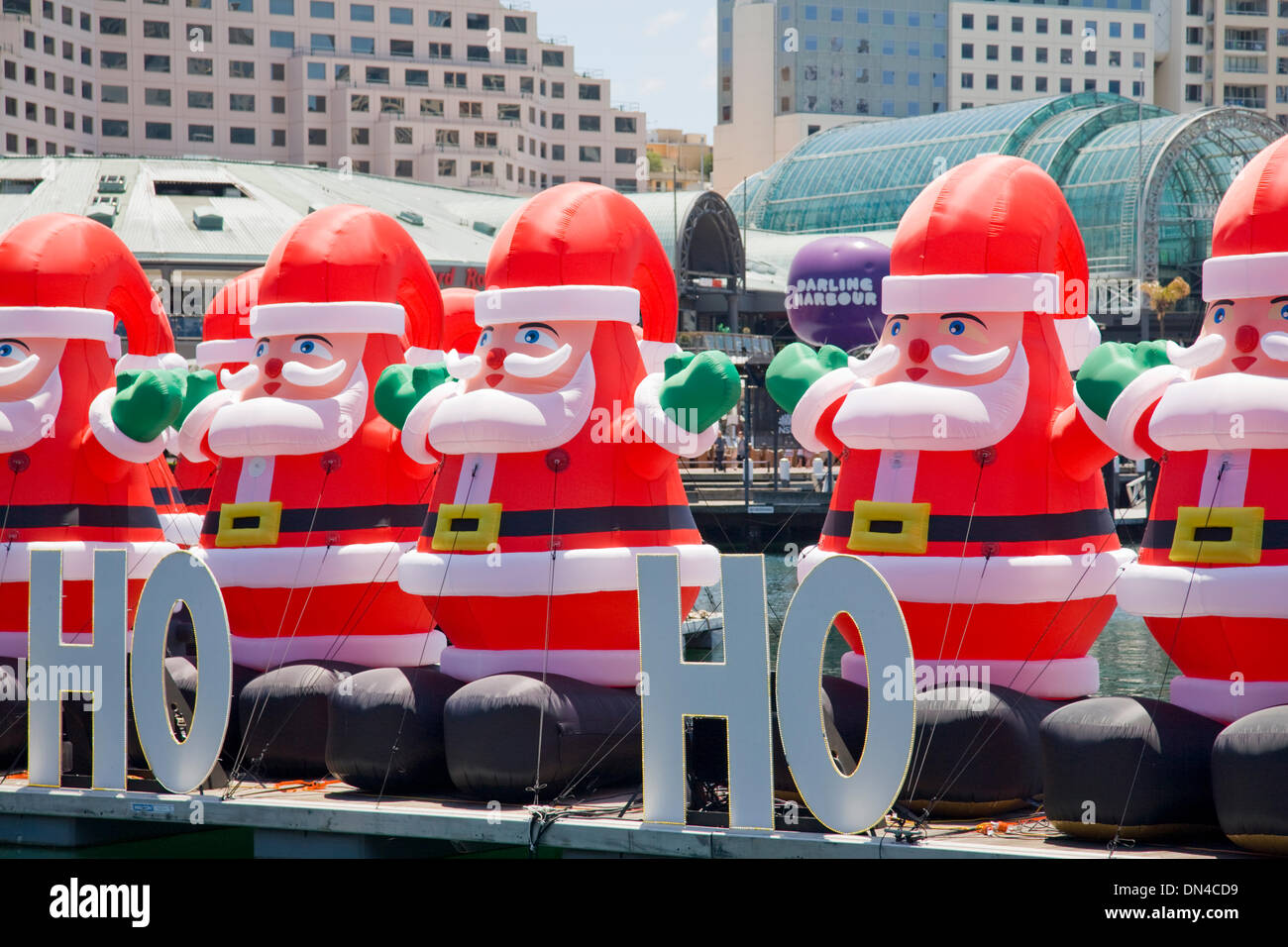 Sydney, Australien, Dienstag, den 17. Dezember, schwebenden Vater Weihnachten in Sydney Darling Harbour für Weihnachten feiern Stockfoto