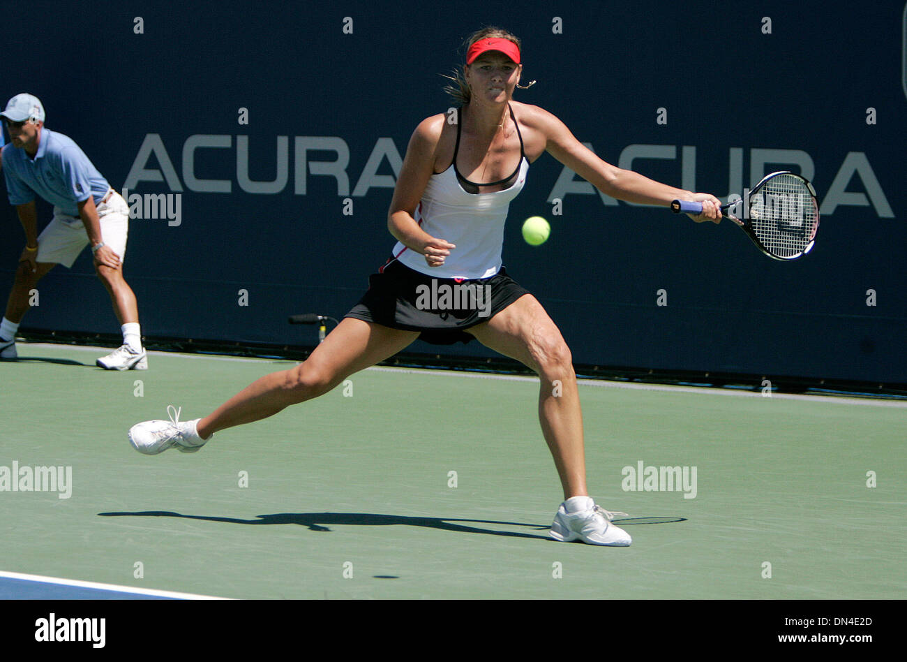 5. August 2006; Carlsbad, Kalifornien, USA; MARIA SHARAPOVA (Russland) gezeigt, hier schlagen eine linkshändige Vorhand erschossen, als sie bei ihrem Match gegen Patty Schnyder (Schweiz) Rechtshänder ist. Sharapova gewann 7-5, 6-4, um am Sonntag Finale zu gelangen. Obligatorische Credit: Foto von Jim Baird/SDU-T/ZUMA Press. (©) Copyright 2006 by SDU-T Stockfoto