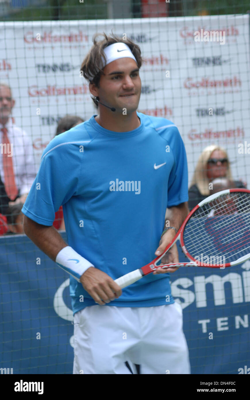 24. August 2006; New York, NY, USA; ROGER FEDERER Tennis spielen auf 54th Street beim NYC Street Slam in New York City. Obligatorische Credit: Foto von Jeffrey Geller/ZUMA Press. (©) Copyright 2006 von Jeffrey Geller Stockfoto