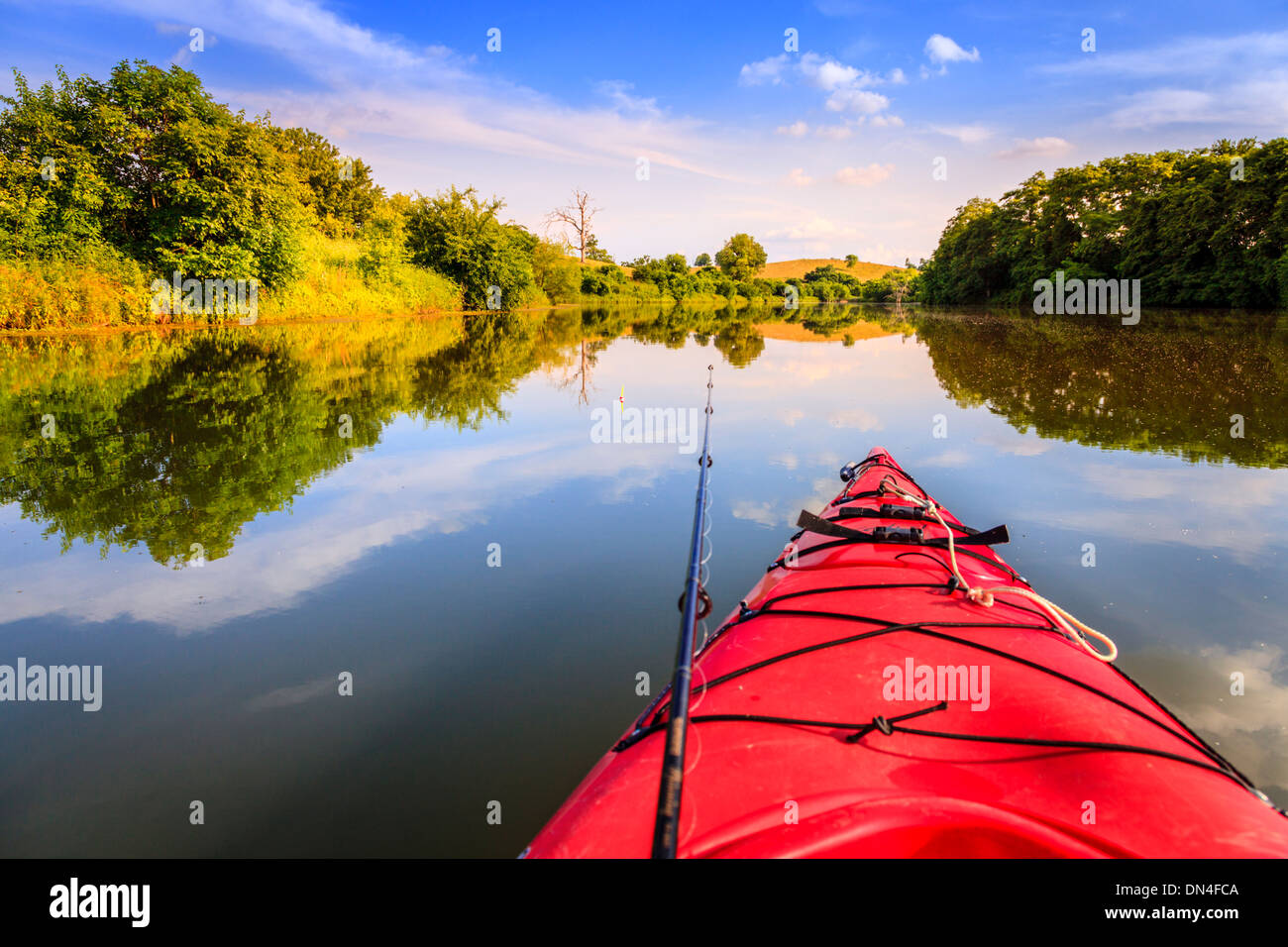 Angeln vom Kajak aus Stockfoto